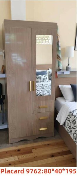 Armoire en bois avec miroir