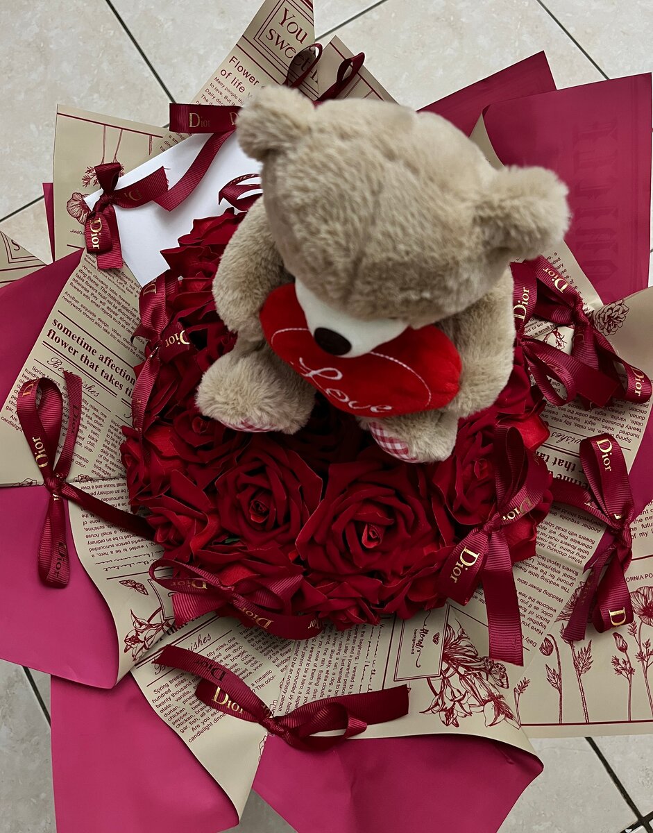 Bouquet de roses et ours en peluche