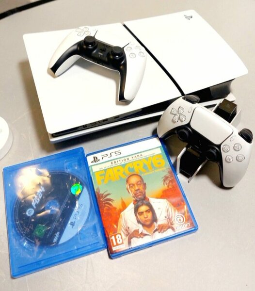 Console PS5 avec deux manettes