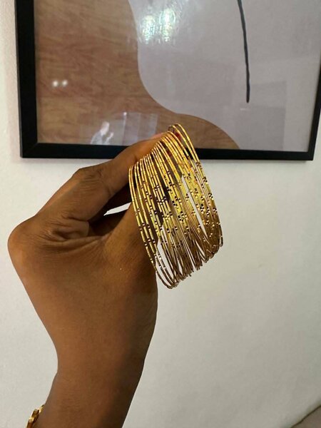 lot deBracelets dorés délicats