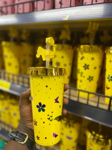Tasse jaune à motifs fleuris