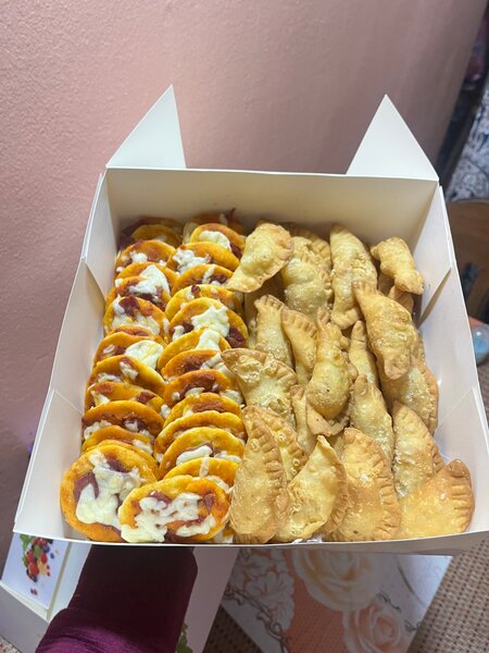 Assortiment de Pizza et Empanadas