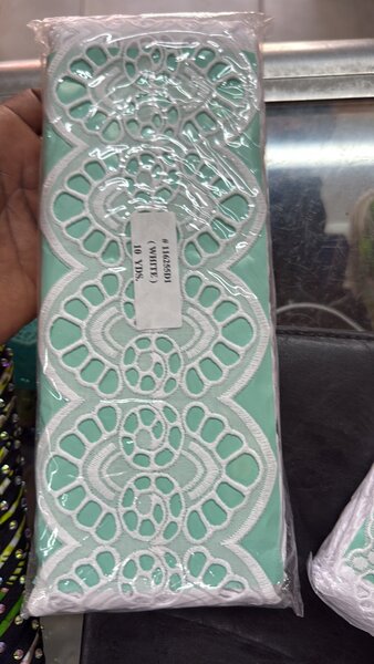 Tissus en dentelle brodée