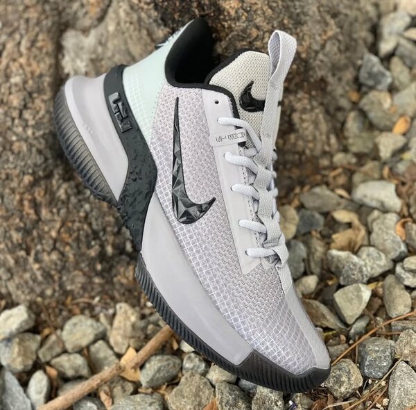 NIKE LEBRON AMBASSADOR 13 ( avec la boîte)