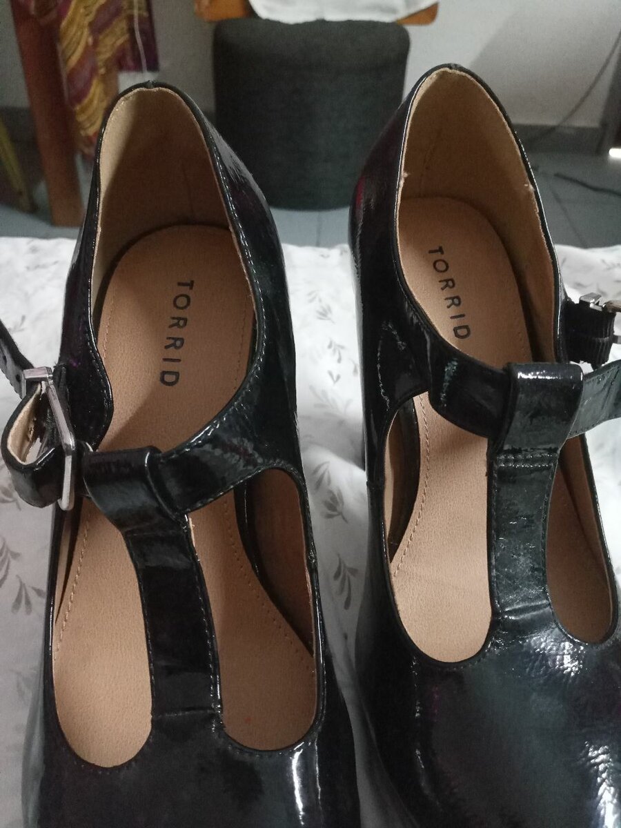 Chaussures à talons vernis élégantes