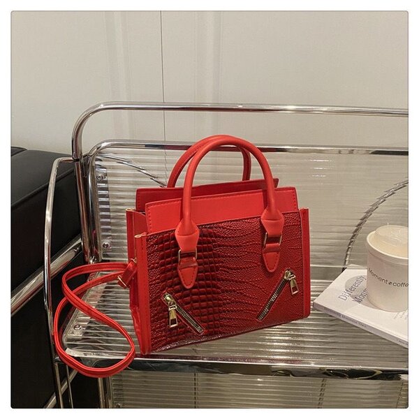 Sac à main rouge en cuir