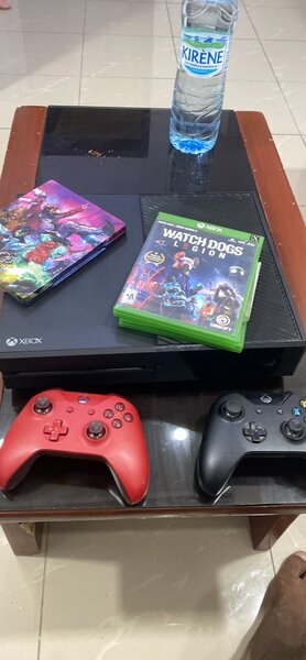 Console Xbox One avec Manettes