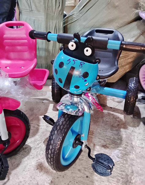 Tricycle enfant coloré