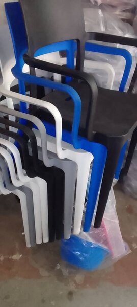 Ensemble de chaises empilables