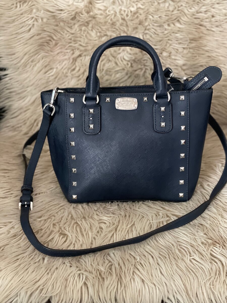 Sac à main clouté élégant