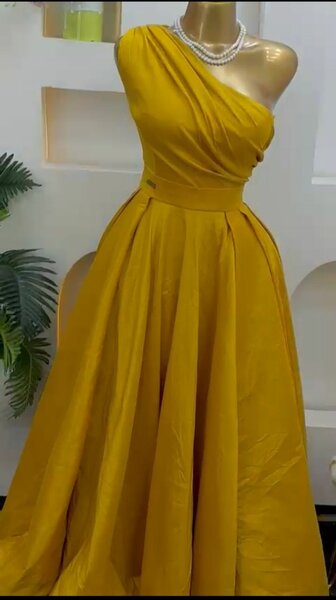 Robe élégante asymétrique dorée