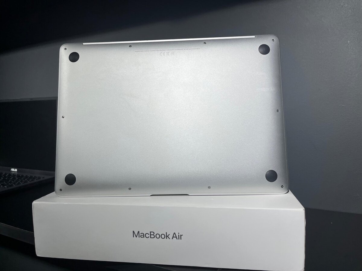 MacBook Air (M1 , 2020)