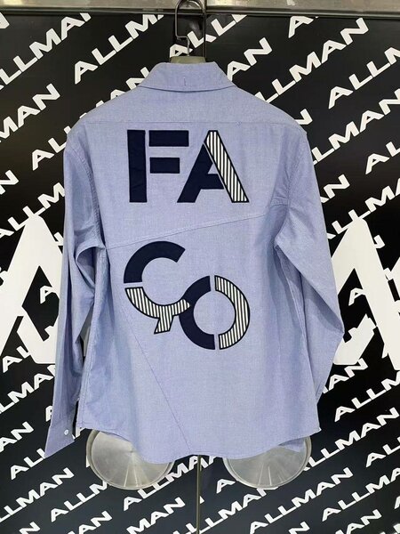 Chemise bleue avec poches et logo