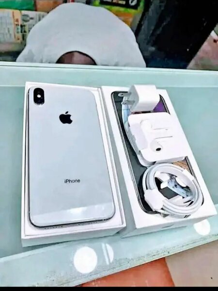 iPhone avec accessoires complets