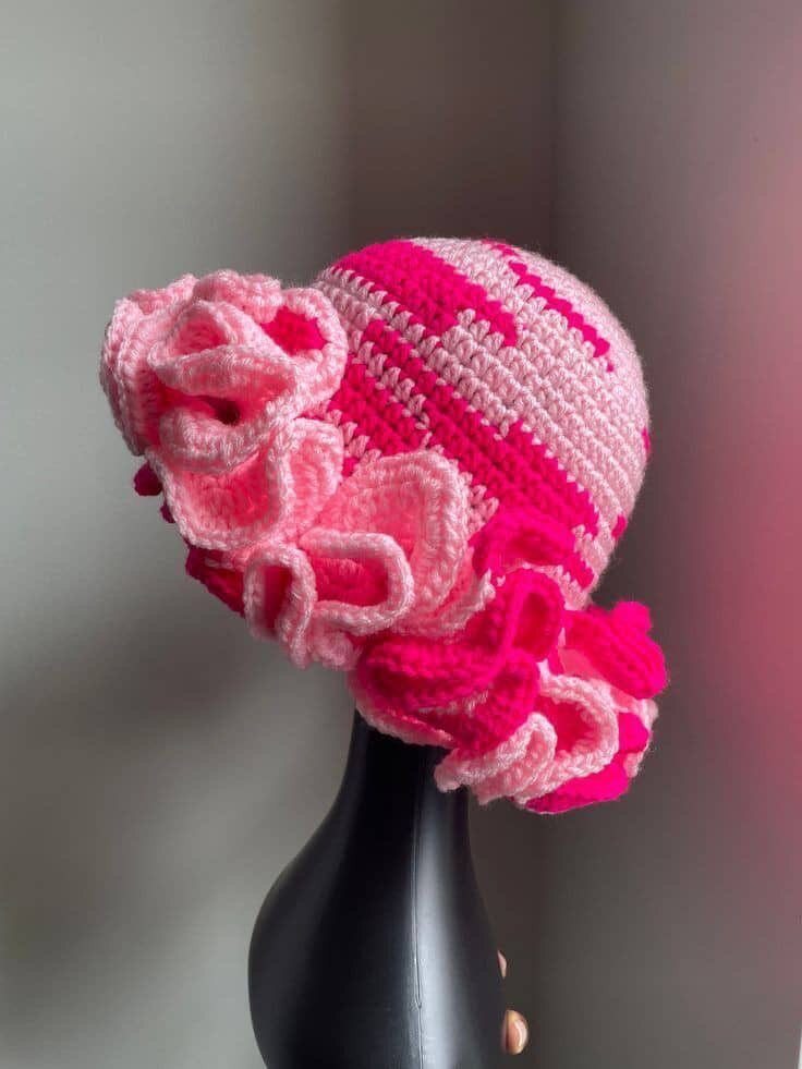 Chapeau en crochet floral coloré