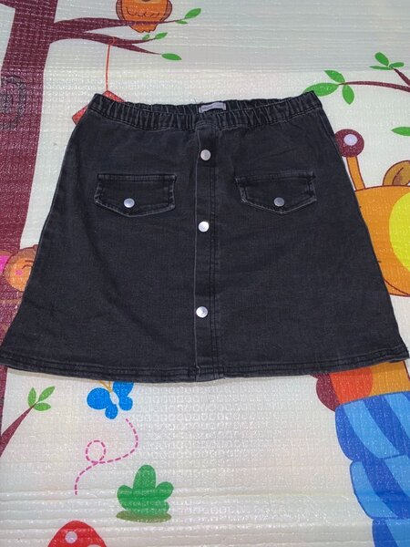 Jupe en jean boutonnée noire