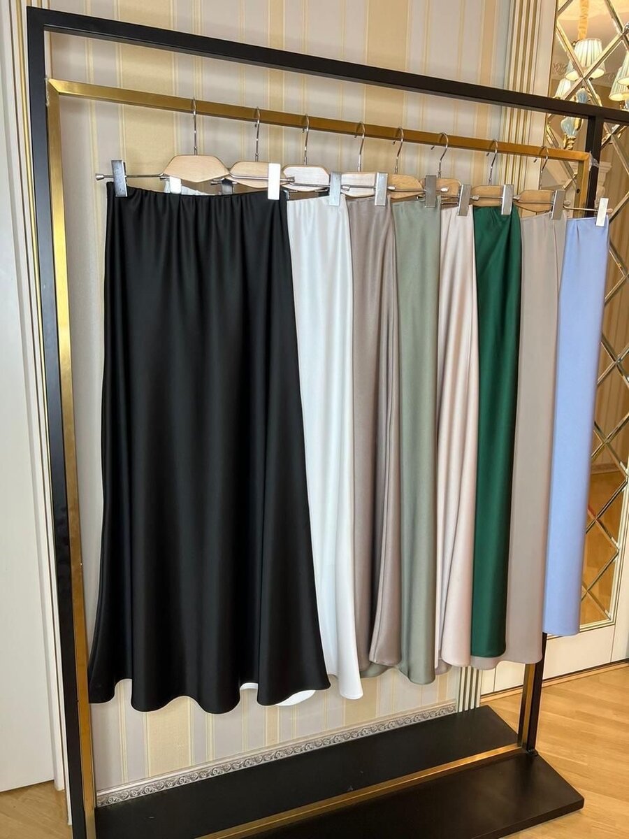 Jupe midi en satin élégante