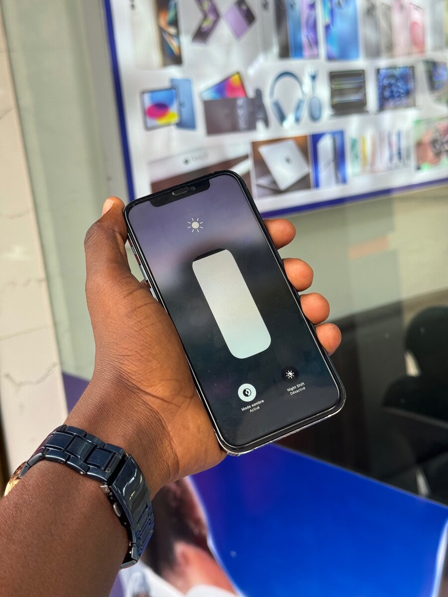 iPhone 12 Pro vendure avec le carton