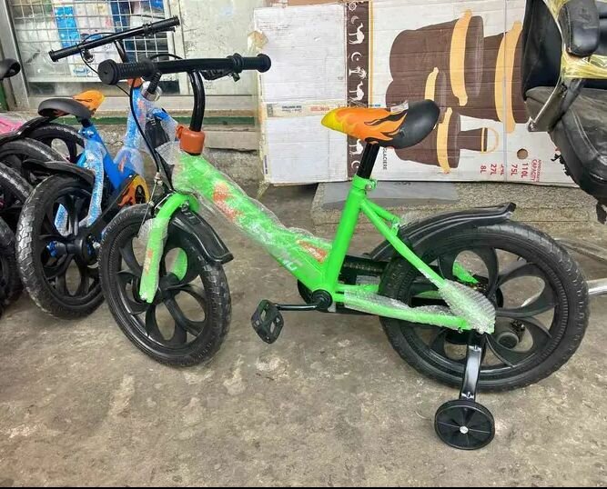 Vélo enfant vert avec roulettes
