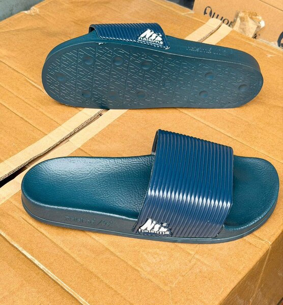 Claquettes de piscine bleu marine