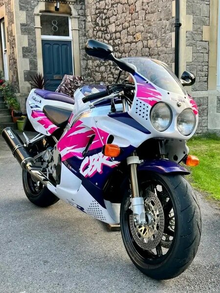 Moto sportive haute performance