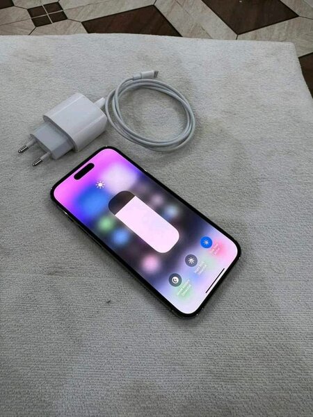 Apple iPhone Pro avec Chargeur