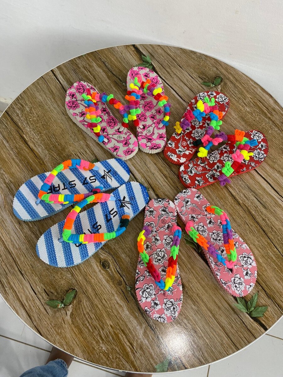 Tongs colorés en tissu tressé