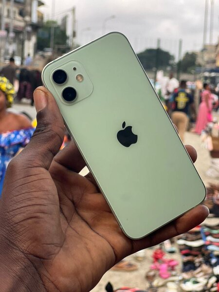 iPhone 12 simple 64G tout passe propre