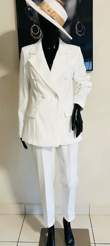 Veste blanche avec boutons