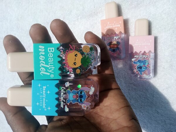 Colour changing glosses