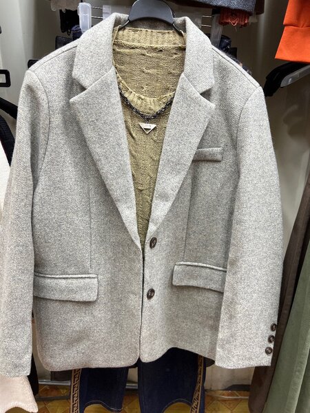 Пиджак в наличии есть