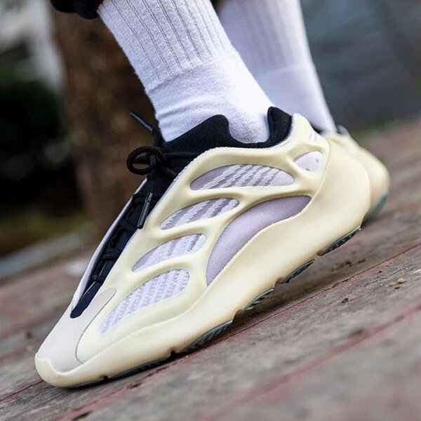 ADIDAS YEEZY 700 V3 AZAEL ( dans carton)