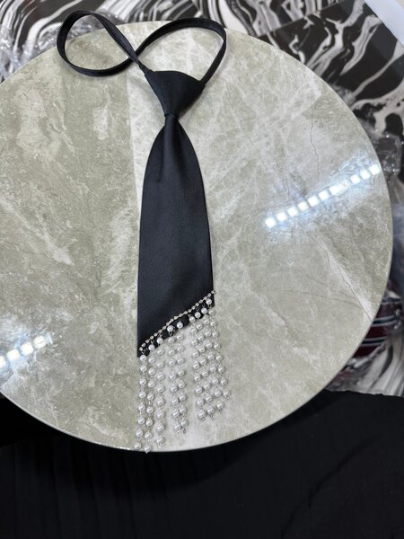 Cravate élégante avec strass