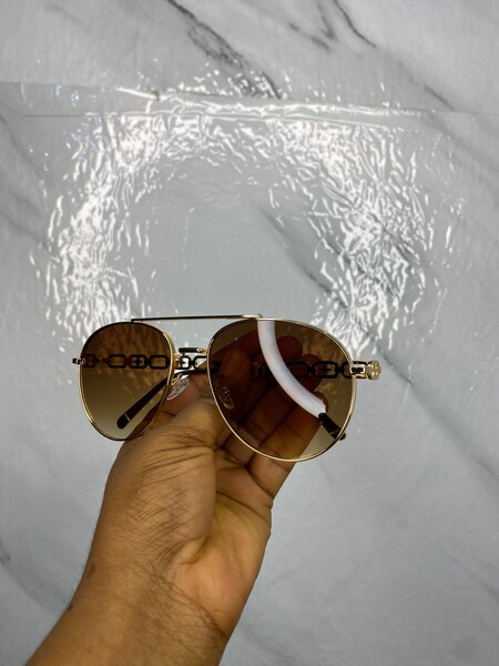 Lunettes de soleil élégantes dorées