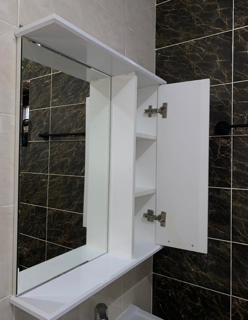 Зеркало с полочками