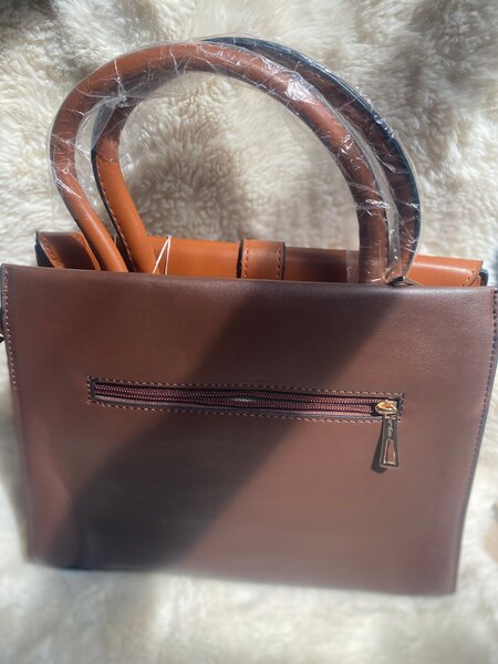 Sac à main en cuir brun