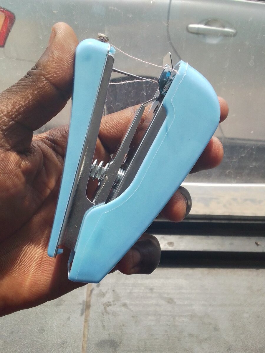 Mini handheld sewing machine