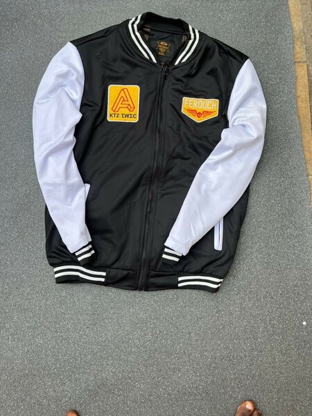 Blouson varsity orange et blanc