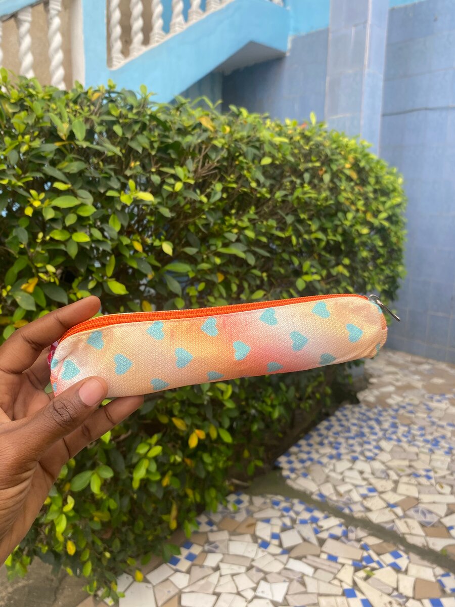 Trousse en paillettes multicolores