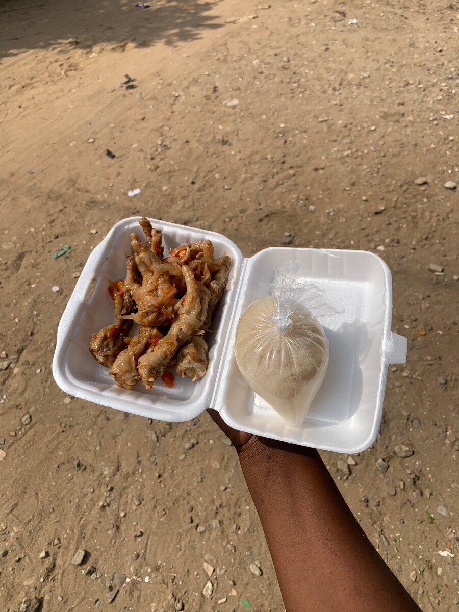 Alloco et patte de poulet