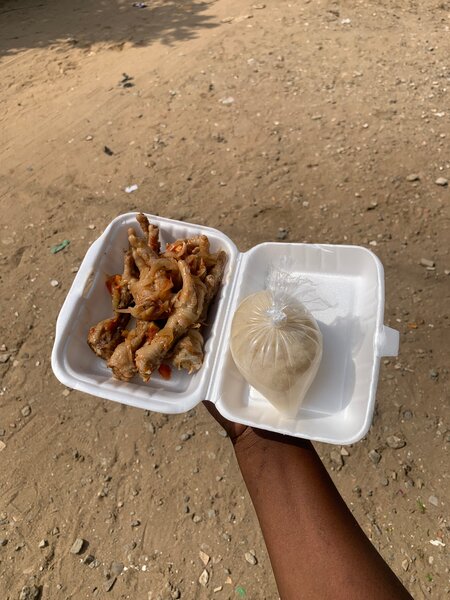 Alloco et patte de poulet