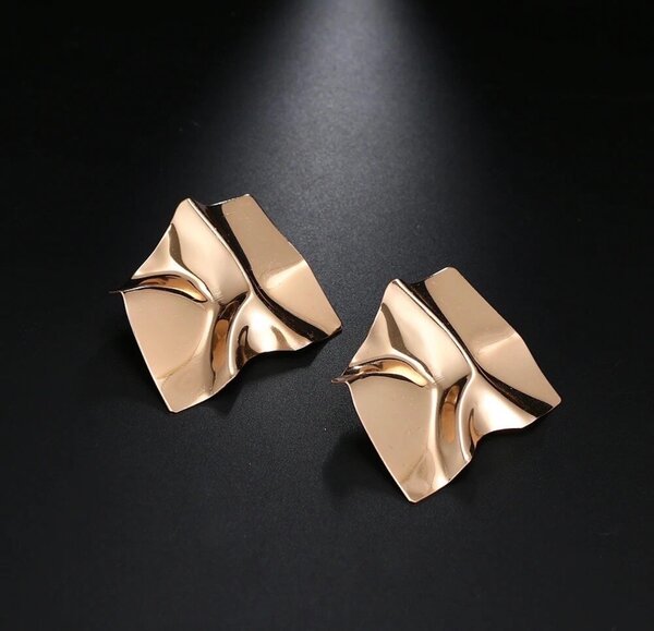 Boucles d'oreilles dorées modernes