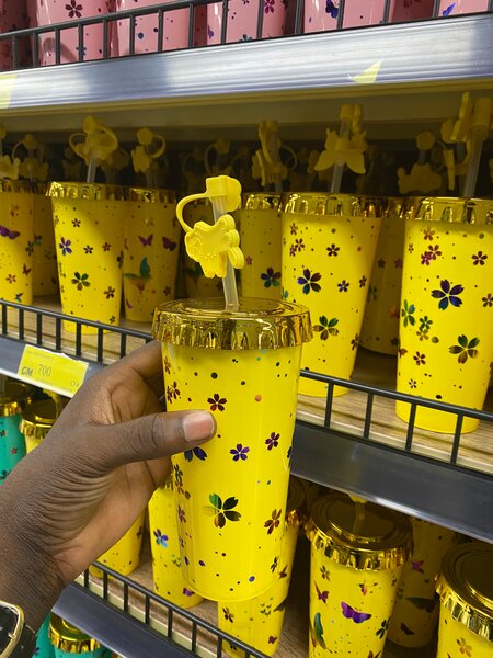 Tasse jaune à motifs fleuris