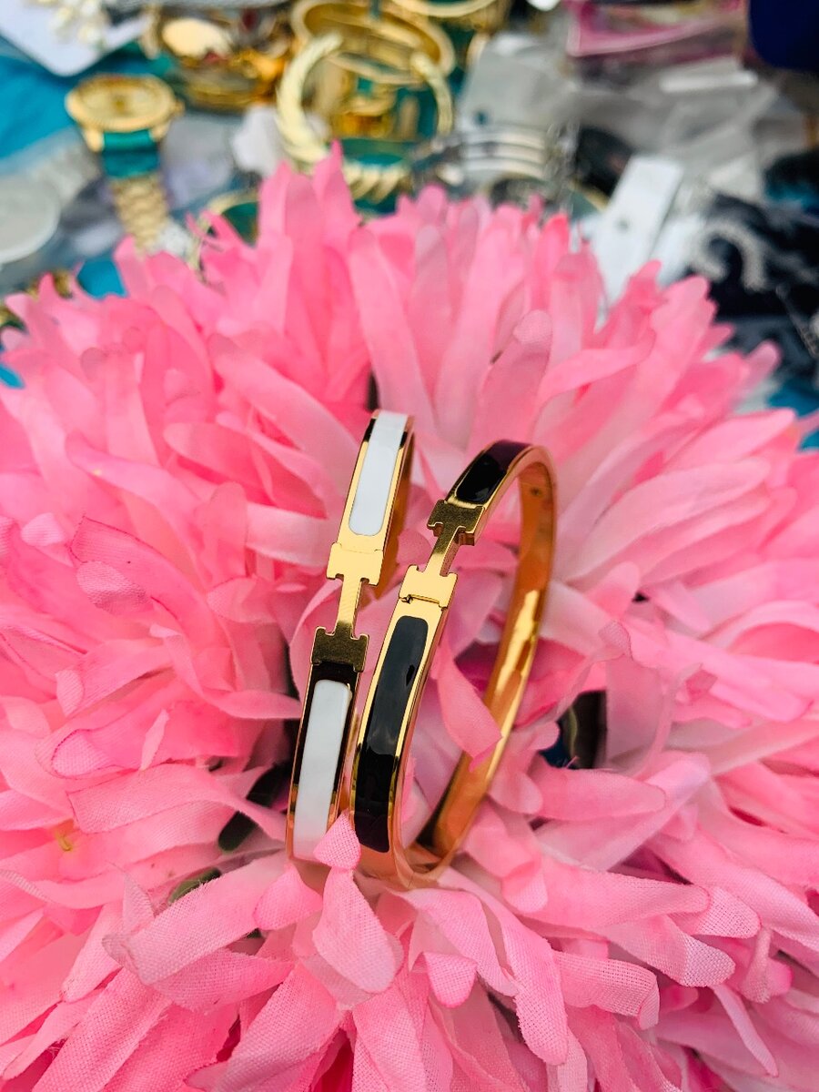 Ladies bracelets/bangle