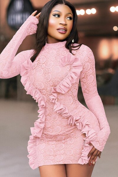 Robe moulante à volants