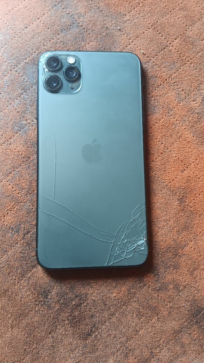 Smartphone avec écran fissuré