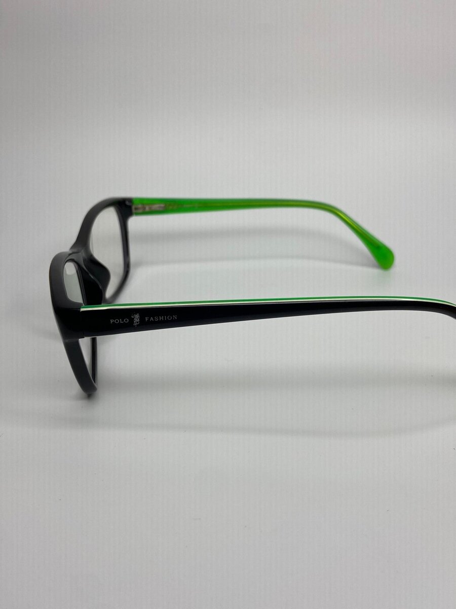 Simple yet Simple Photochromic Glasses
