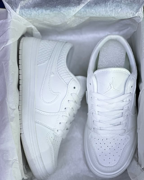 Кроссовки белые