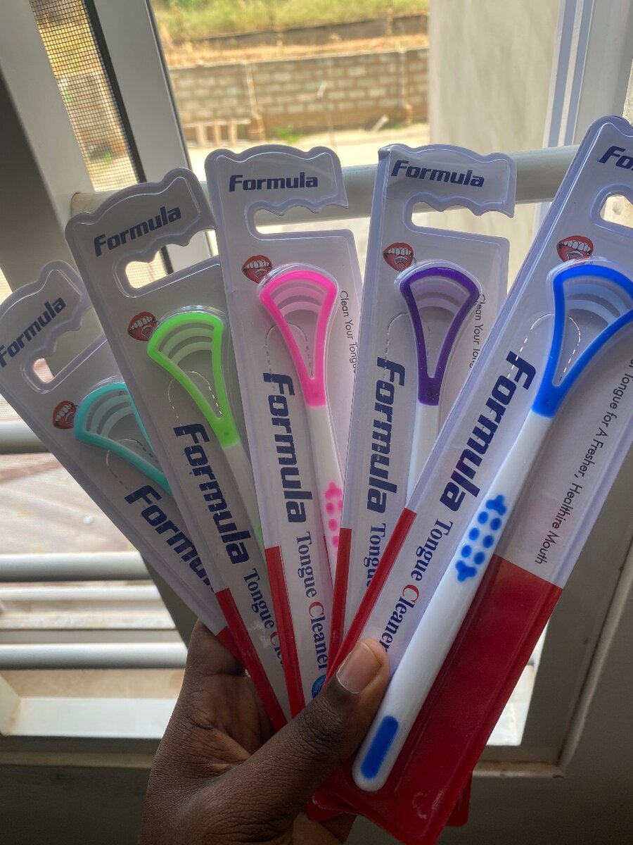 Plastic tongue scraper