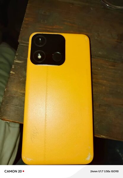 Coque de téléphone jaune élégante